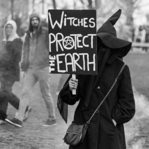 https://www.google.com/url?sa=i&url=https%3A%2F%2Fmanifesto-21.com%2Ffeminisme-sorcellerie-luttes-rencontre-witch-bloc-de-paris%2F&psig=AOvVaw1pjUoaLgyllrXMrmboHgSq&ust=1646241844571000&source=images&cd=vfe&ved=0CAgQjRxqFwoTCOC_t463pfYCFQAAAAAdAAAAABAV